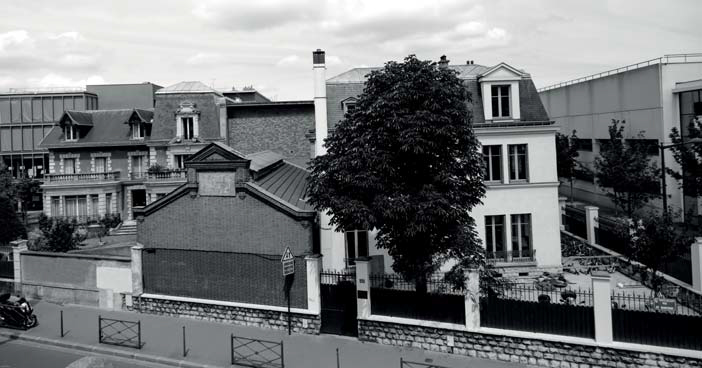 En 1886, l’abbé Humez, curé d’Asnières crée une école paroissiale de garçons au 3 rue du Bac. Trois frères du Sacré Coeur en prennent la direction en 1894